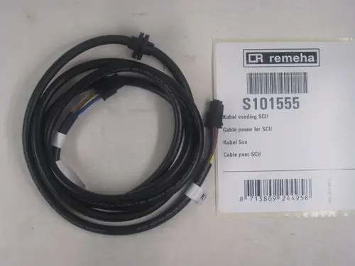 Kabel der Marke Remeha mit mehreren farbigen Leitungen und einem steckerartigen Anschluss, auf einem beschrifteten Träger zur Identifizierung.